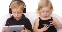 Как справиться с проблемой «прилипания» ребенка к экрану?